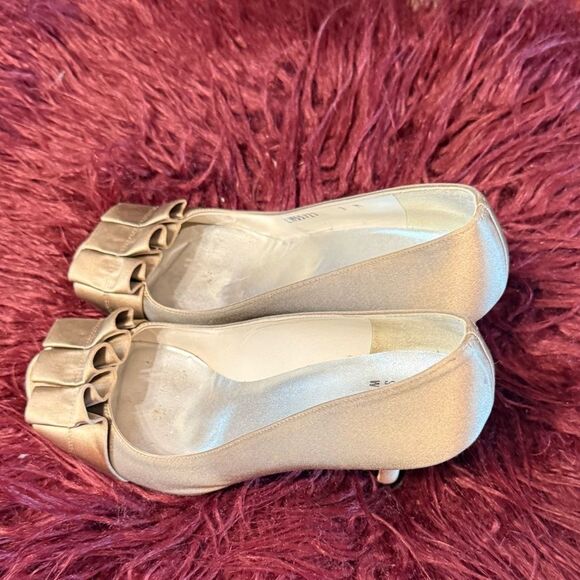 Stuart Weitzman Gigiritz Satin Pumps
Size  Sz 7 - Picture 3 of 7